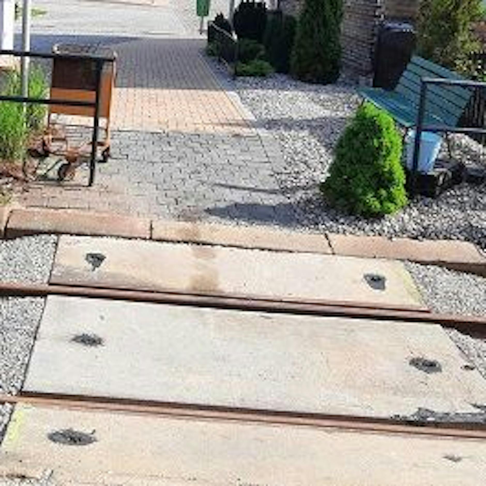 Anwohner erneuert illegal kaputten Bahnübergang – Strecke gesperrt!