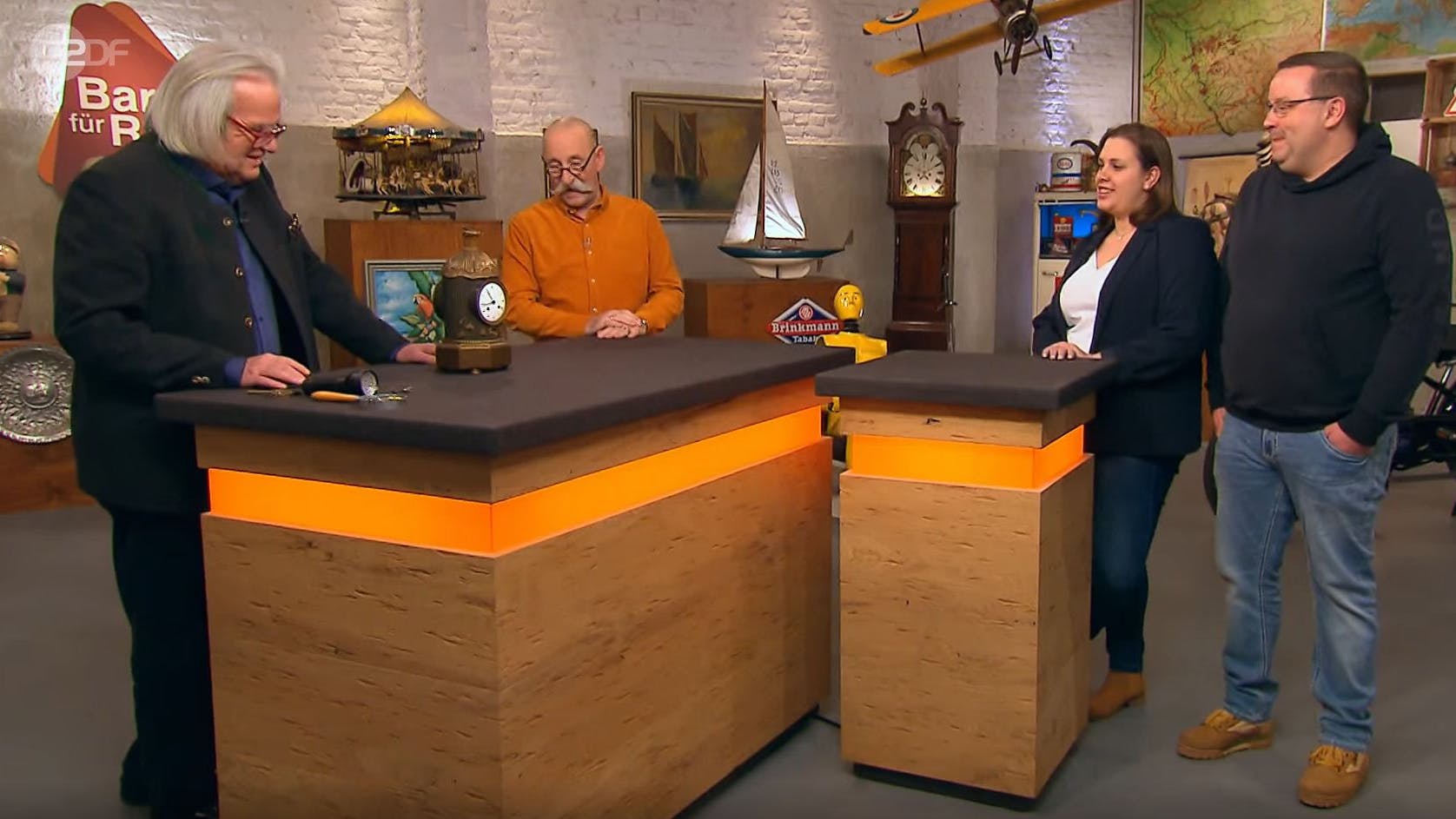 Selbst „Bares für Rares“-Experte Albert Maier (l.) hat so eine Uhr noch nie gesehen. 