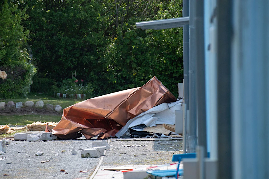 Dieses Ferienhaus ist bei der Explosion nicht unbeschadet davongekommen.  