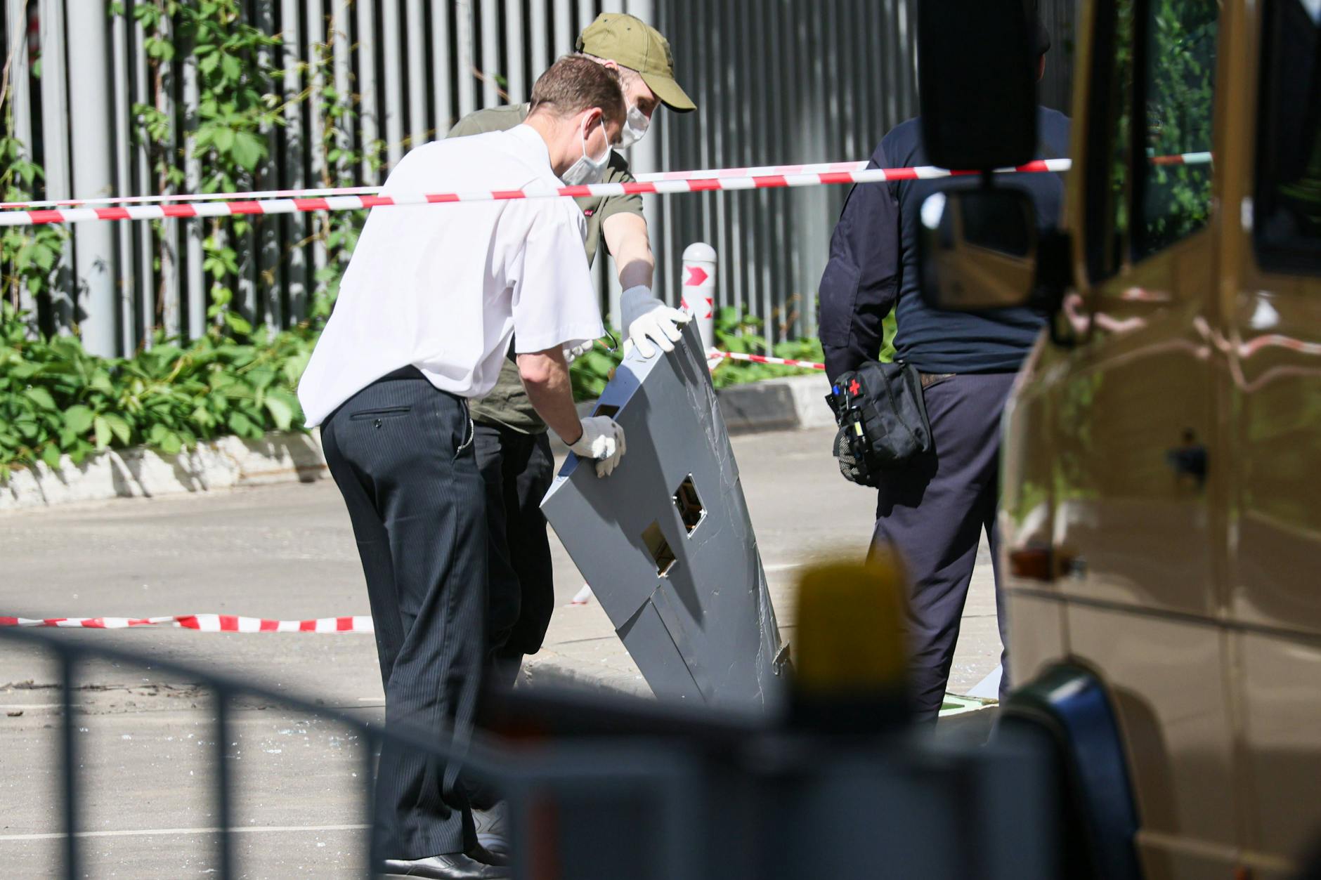 Moskau: Stellen Sicherheitskräfte hier Teile einer Drohne sicher?