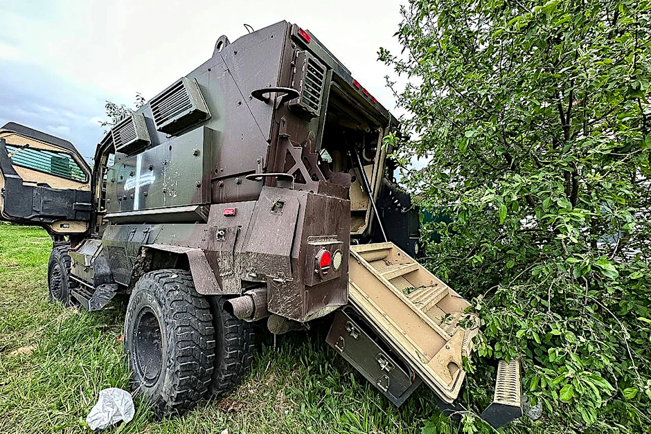 HANDOUT - Auf diesem vom Telegrammkanal des Gouverneurs der Region Belgorod veröffentlichten Handout-Foto ist ein beschädigtes Militärfahrzeug zu sehen.  nor Vyacheslav Gladkov telegram channel/AP