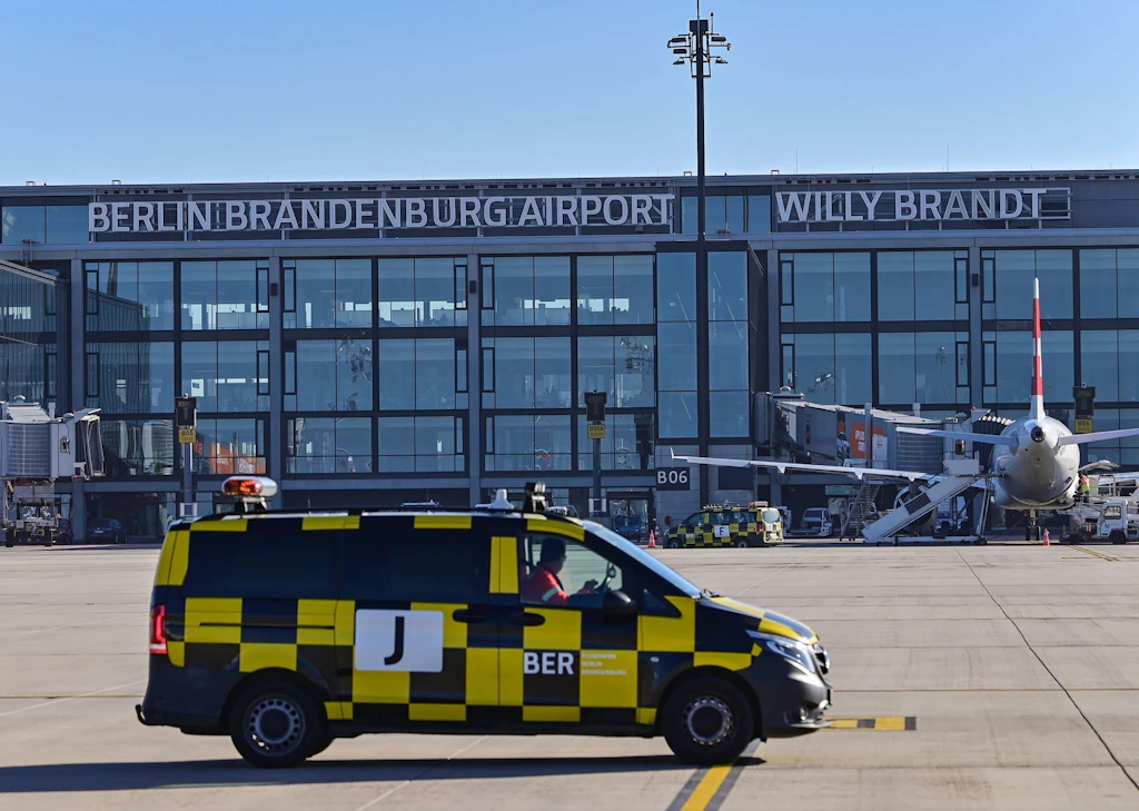 Gericht erlaubt Protest gegen Ausreisezentrum am Flughafen BER