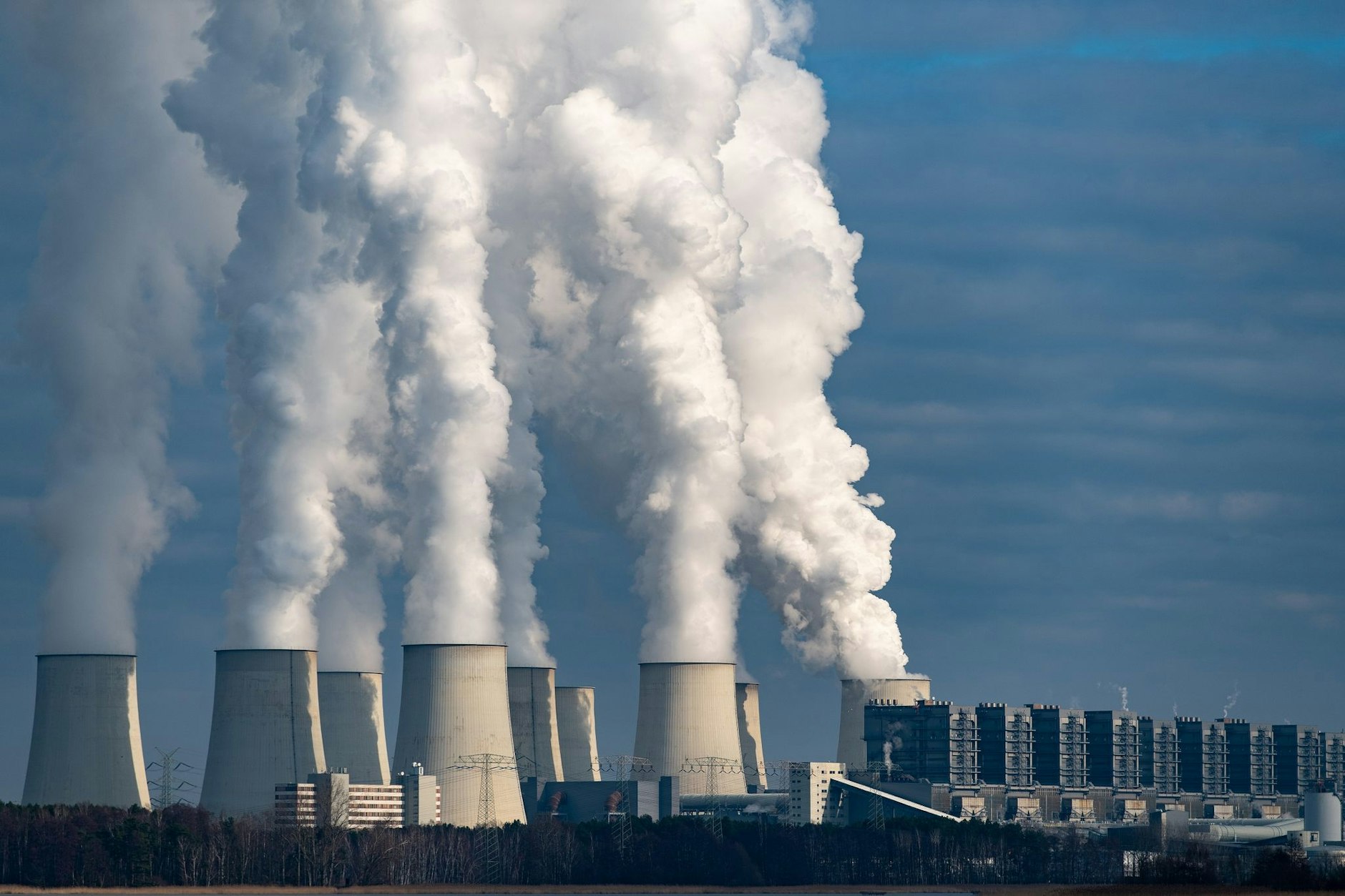 Die Kühltürme des Braunkohlekraftwerks Jänschwalde: Die Anlage war schon teilweise heruntergefahren, aber durch den Krieg in der Ukraine wurde sie wieder gebraucht.