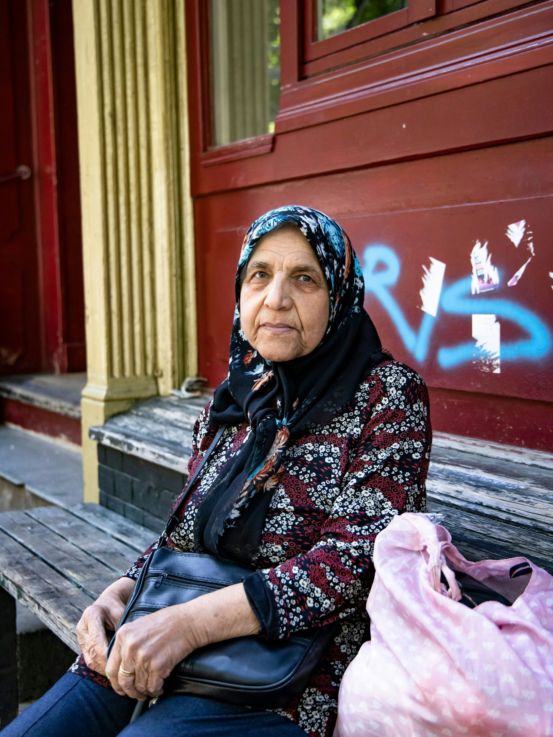 Emine Menelize macht eine kurze Verschnaufpause nach dem Einkaufen.