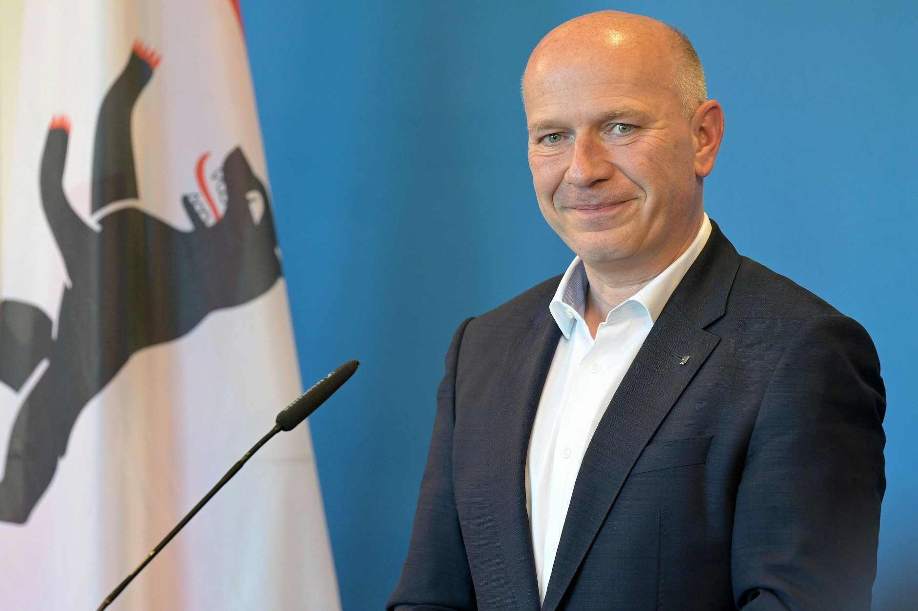 Berlins Regierenden Bürgermeister Kai Wegner bei einer Pressekonferenz in Potsdams Staatskanzlei.