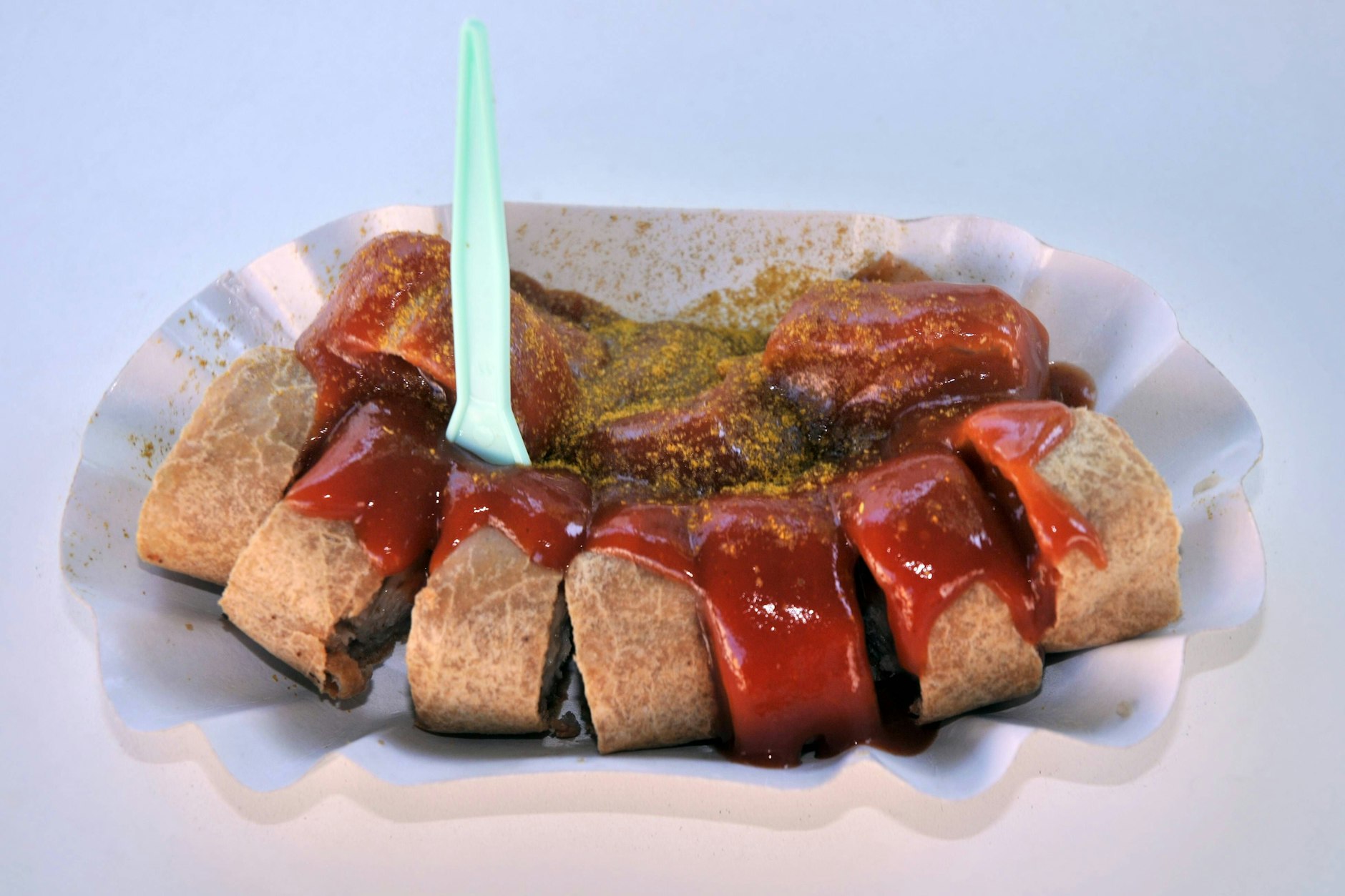 Eine Currywurst: Wie schädlich ist der beliebte Snack?