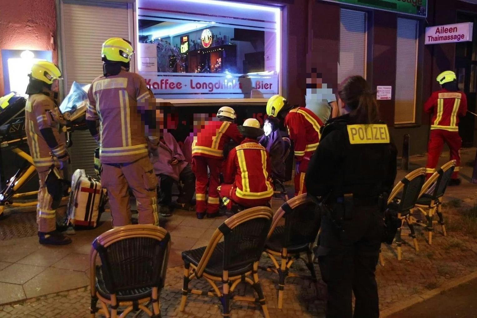Polizei und Feuerwehr kümmern sich die Bewohner vor Ort.