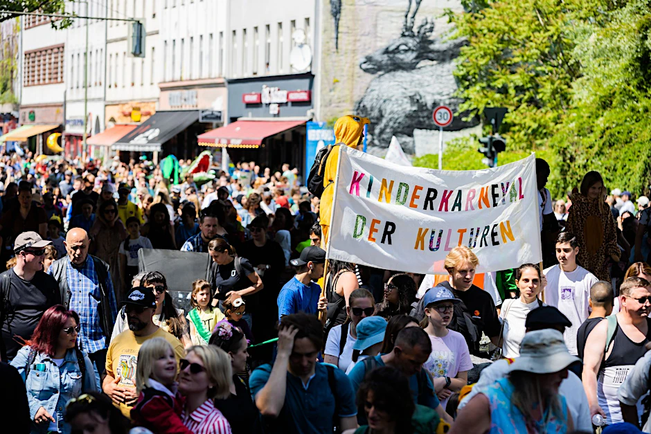 Der Zug des Kinderkarnevals der Kulturen zieht durch Kreuzberg.  