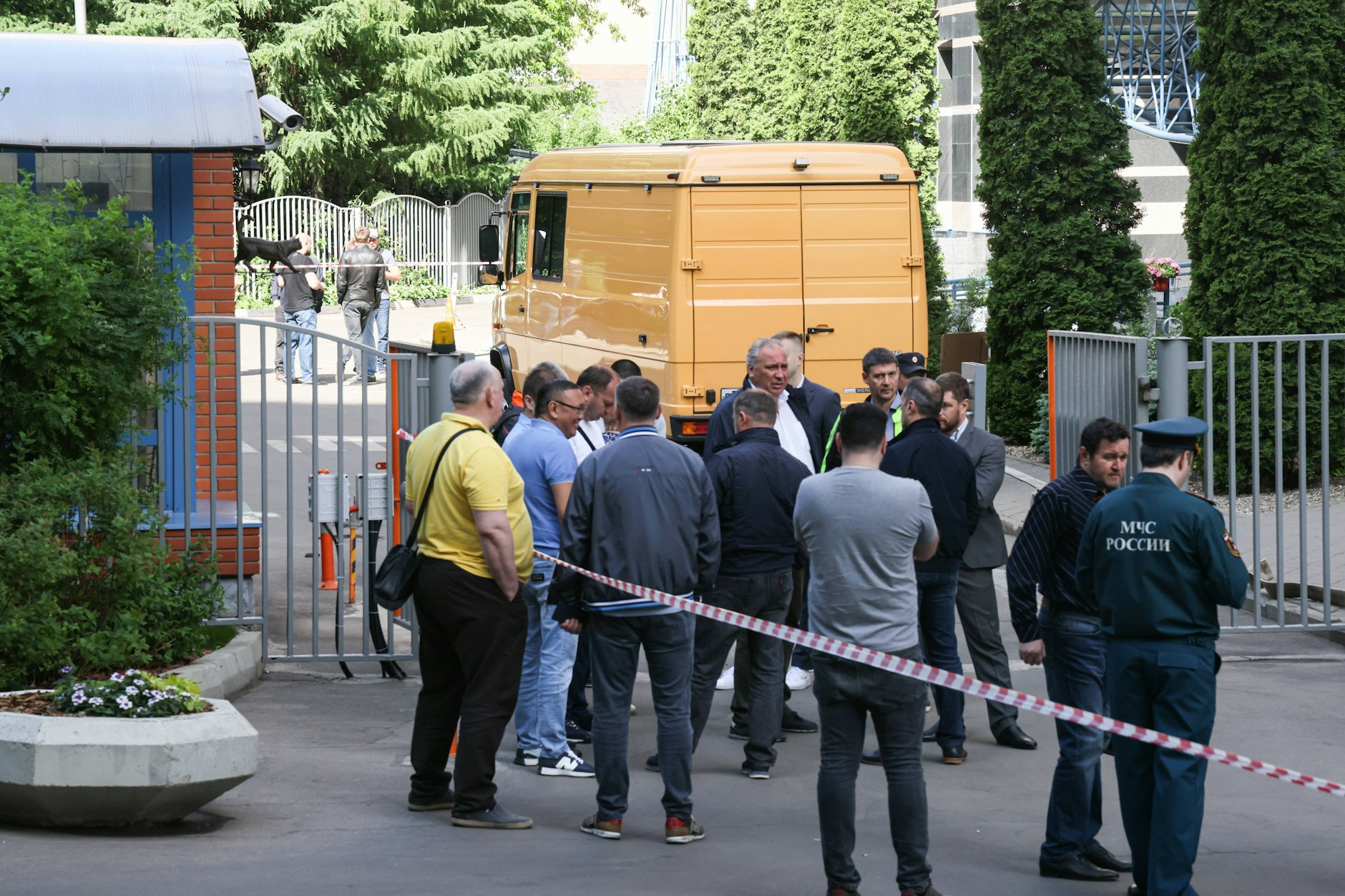 Einsatzkräfte am Ort eines Drohneneinschlags in Moskau.