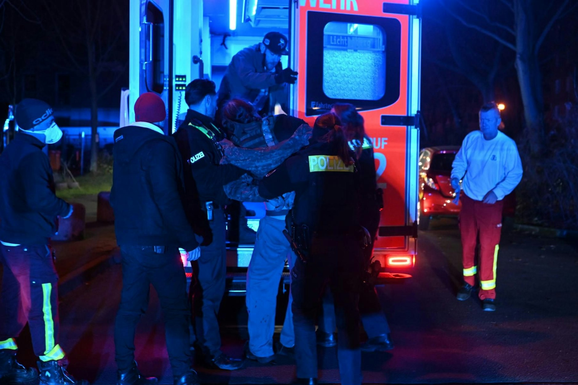 Tatort Paul-Zobel-Straße in Fennpfuhl. Der Verletzte wird von Rettungskräften abtransportiert.