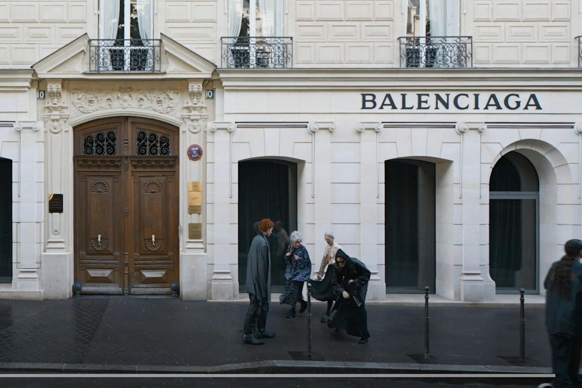 Omas im Wind: Szene aus dem Balenciaga-Video von Mau Morgó, in dem die Resort-Kollektion inszeniert wird.