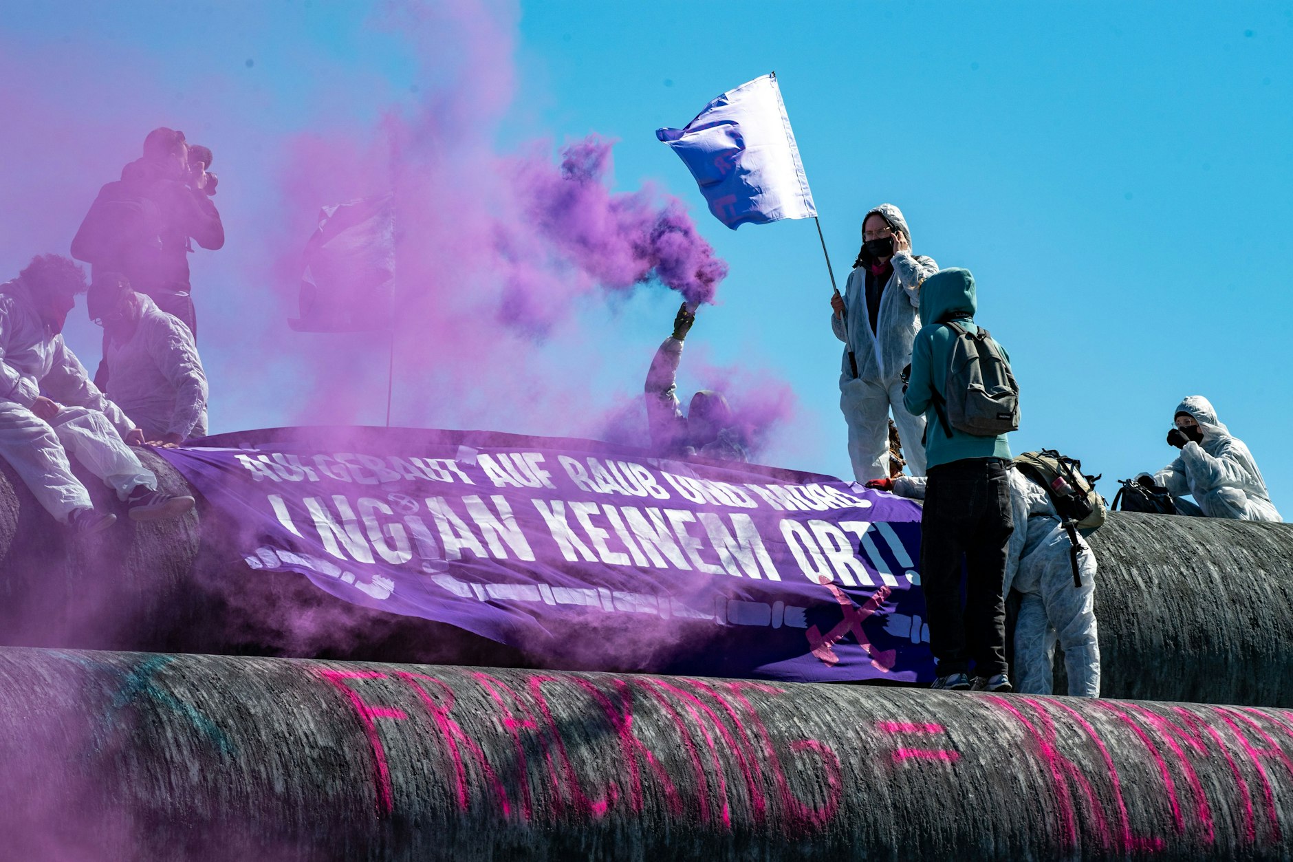 Aus Protest gegen Terminals für Flüssigerdgas klettern Aktivisten am 8. Mai 2023 in Sassnitz-Mukran auf Rügen auf Pipeline-Röhren, die für den Bau einer solchen Anlage gedacht sind.
