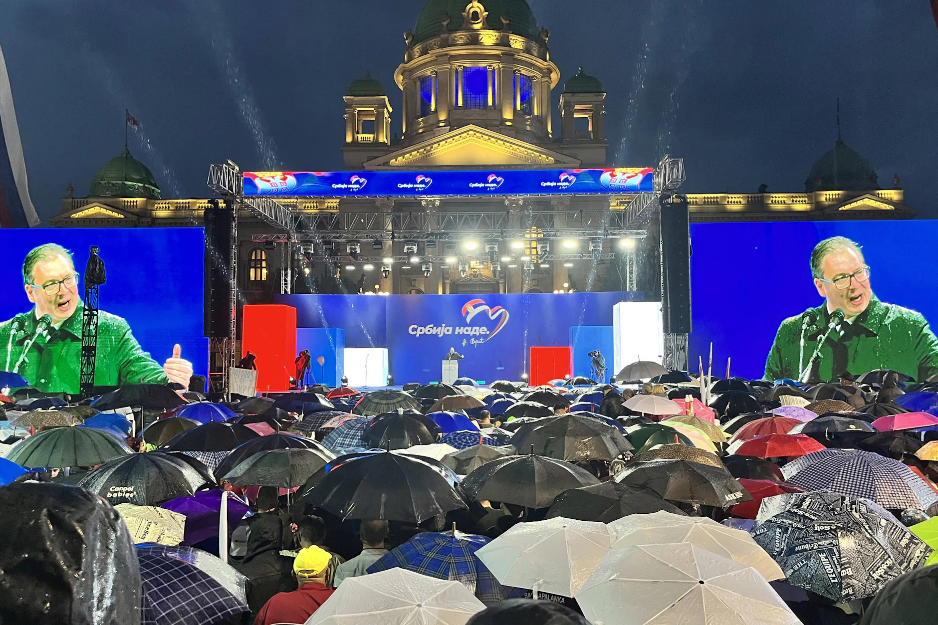 Bei Aleksandar Vučićs eigener Demo in Belgrad am 26. Mai 2023 regnete es.