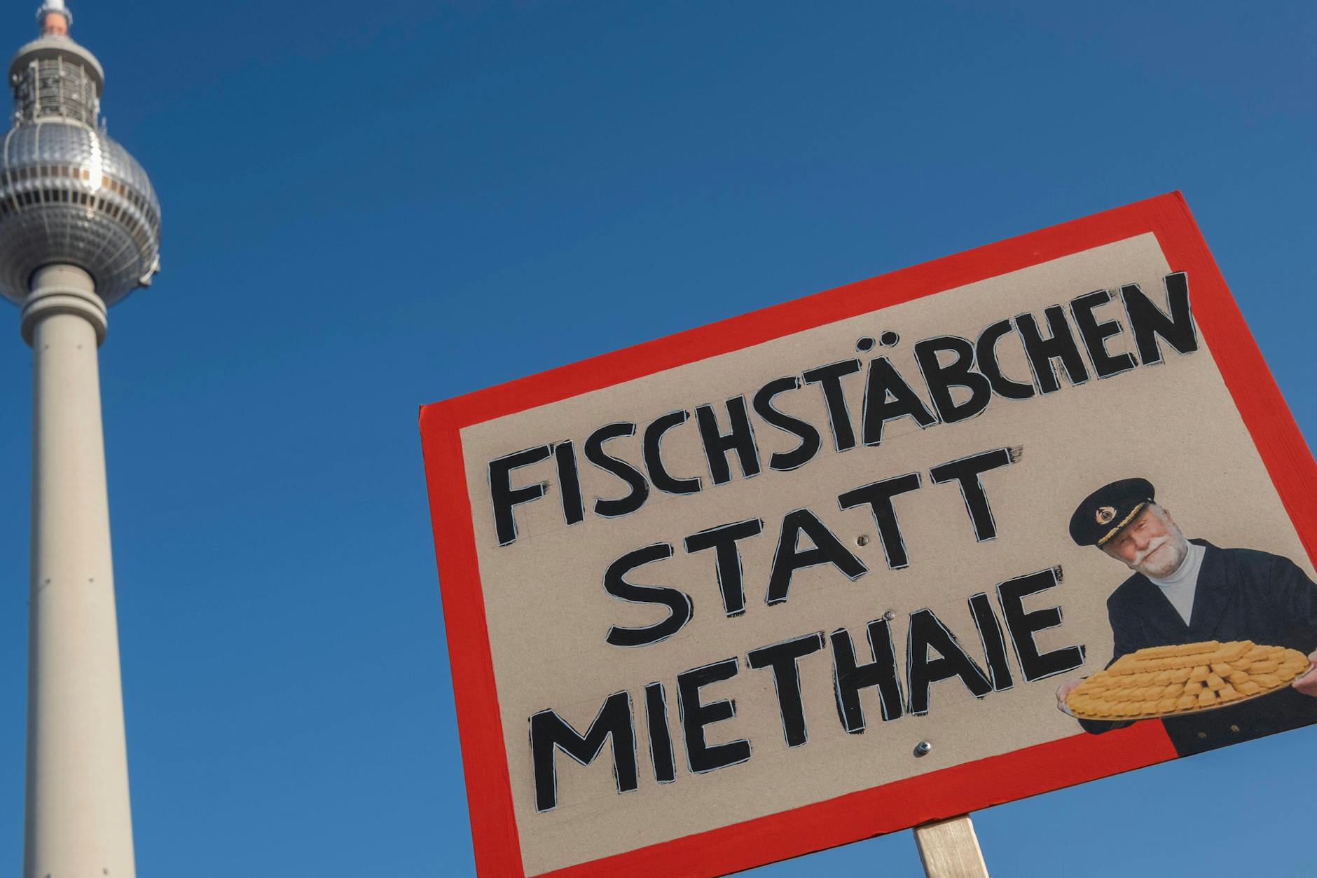 Werbebotschaft oder Kampfansage? In Berlin wird Käpt’n Iglo als Protestfigur instrumentalisiert.