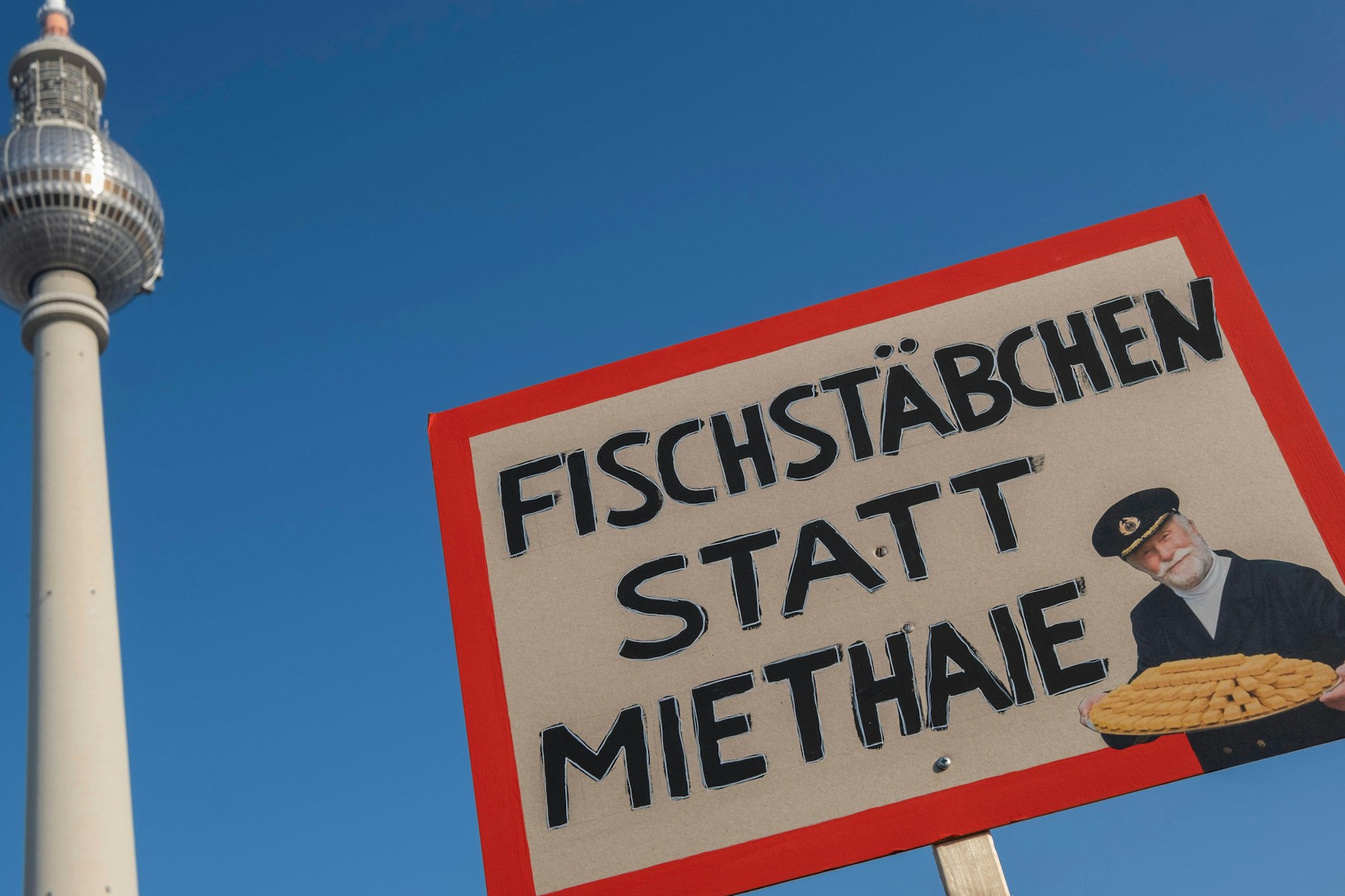 Werbebotschaft oder Kampfansage? In Berlin wird Käpt’n Iglo als Protestfigur instrumentalisiert.