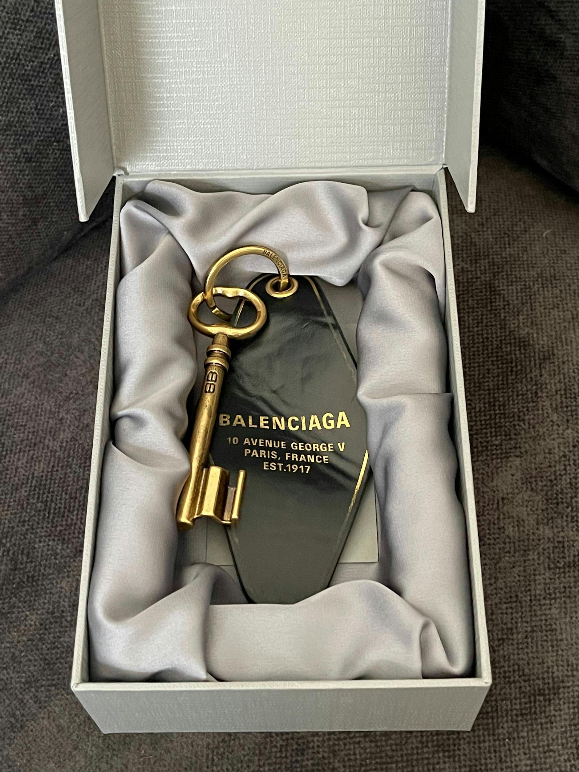 Die Einladung zur Videopremiere der Balenciaga-Frühjahrskollektion 2024 für die Presse: ein Haustürschlüssel für die Avenue George V, Nummer 10 – den Ort des filmischen Geschehens.
