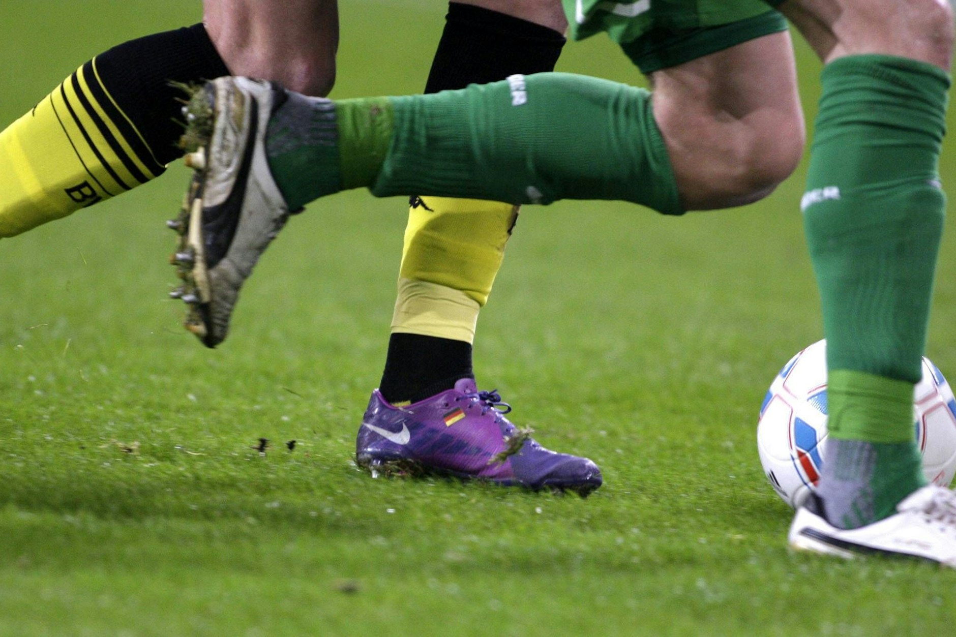 Bei einem Jugendfußballturnier in Frankfurt am Main ist es zu einer Massenschlägerei gekommen.