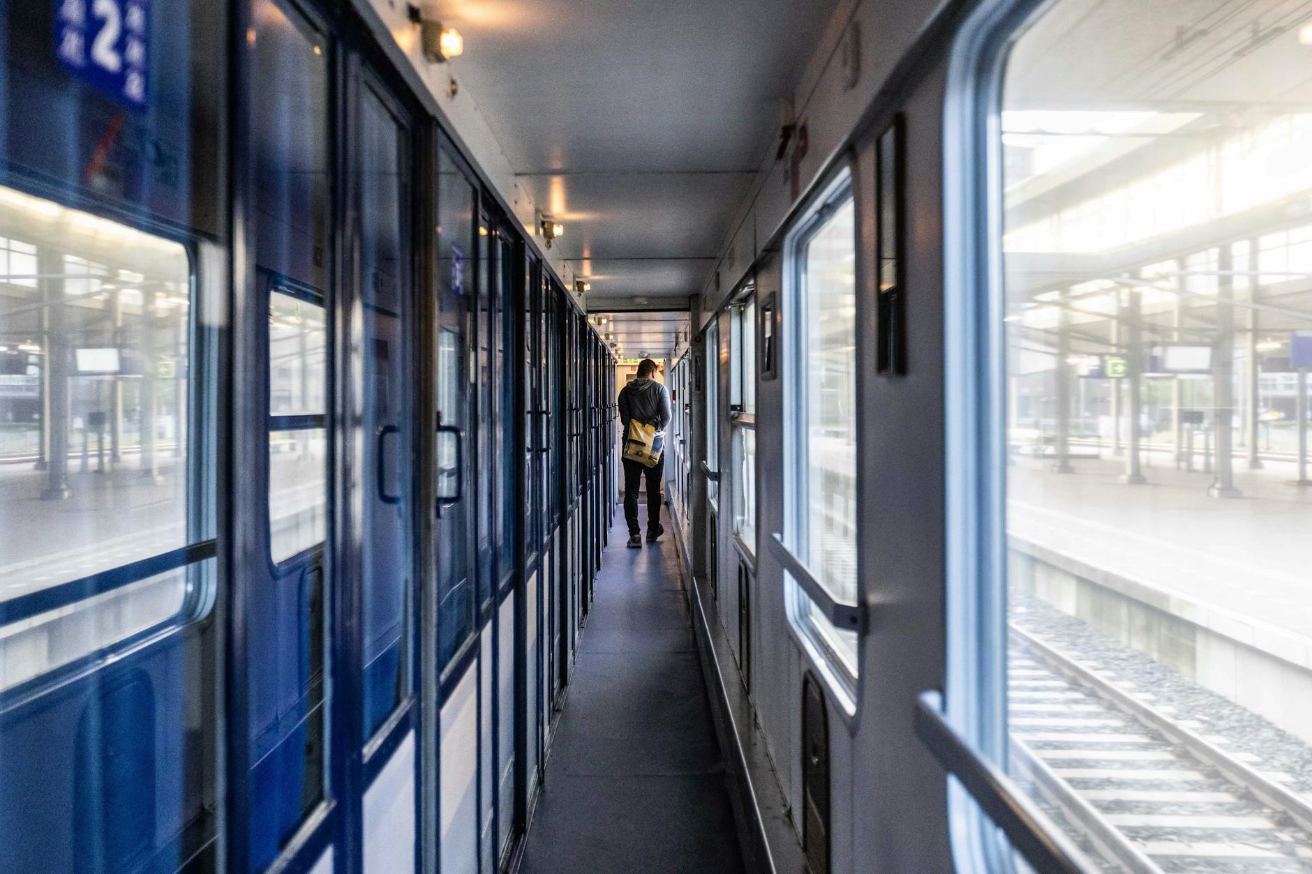Ein Passagier an Bord des neuen Nachtzuges, der zwischen Berlin, Amsterdam und Brüssel verkehrt. Der Zug ist die erste Verbindung von European Sleeper.