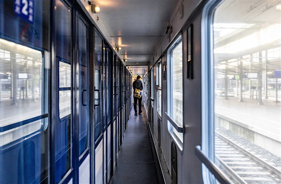 Ein Passagier an Bord des neuen Nachtzuges, der zwischen Berlin, Amsterdam und Brüssel verkehrt. Der Zug ist die erste Verbindung von European Sleeper.
