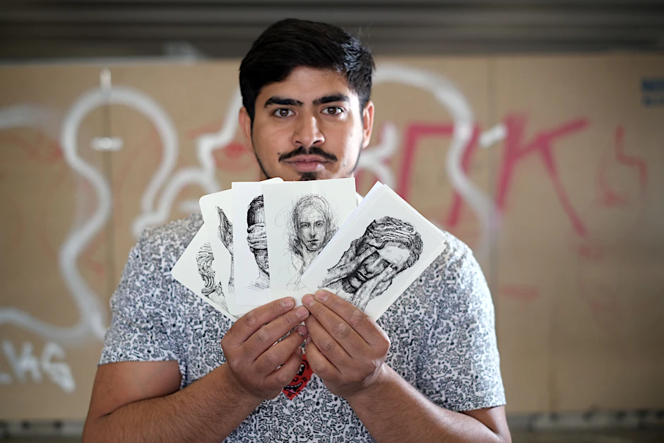 Emanuel Barica ist ein rumänischer Roma und arbeitet als Künstler in Berlin.