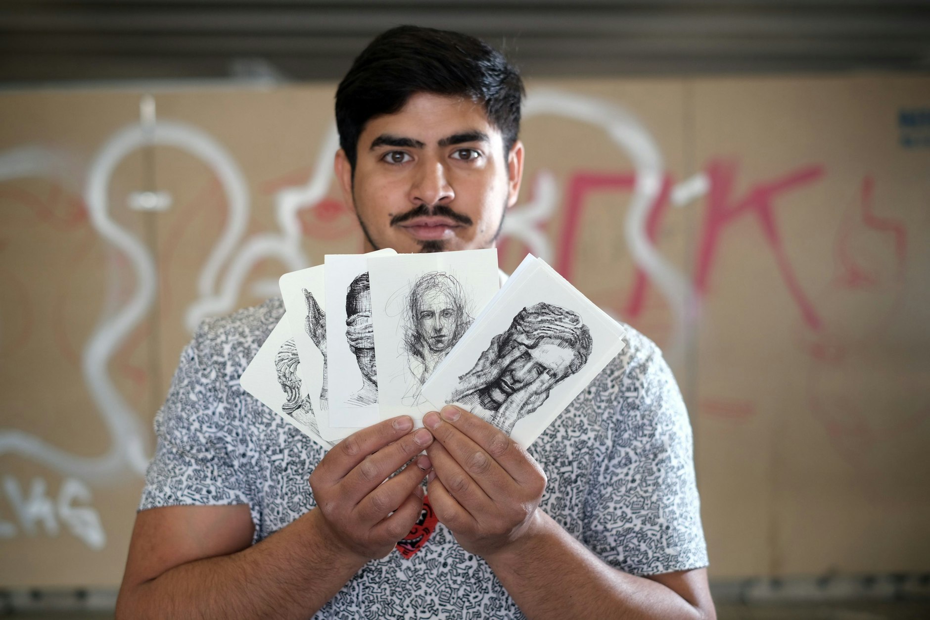 Emanuel Barica ist ein rumänischer Roma und arbeitet als Künstler in Berlin.