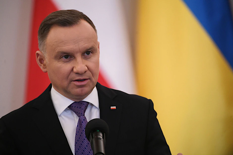 ARCHIV - Der polnische Präsident Andrzej Duda unterzeichnete das umstrittene Gesetz am Montag.  