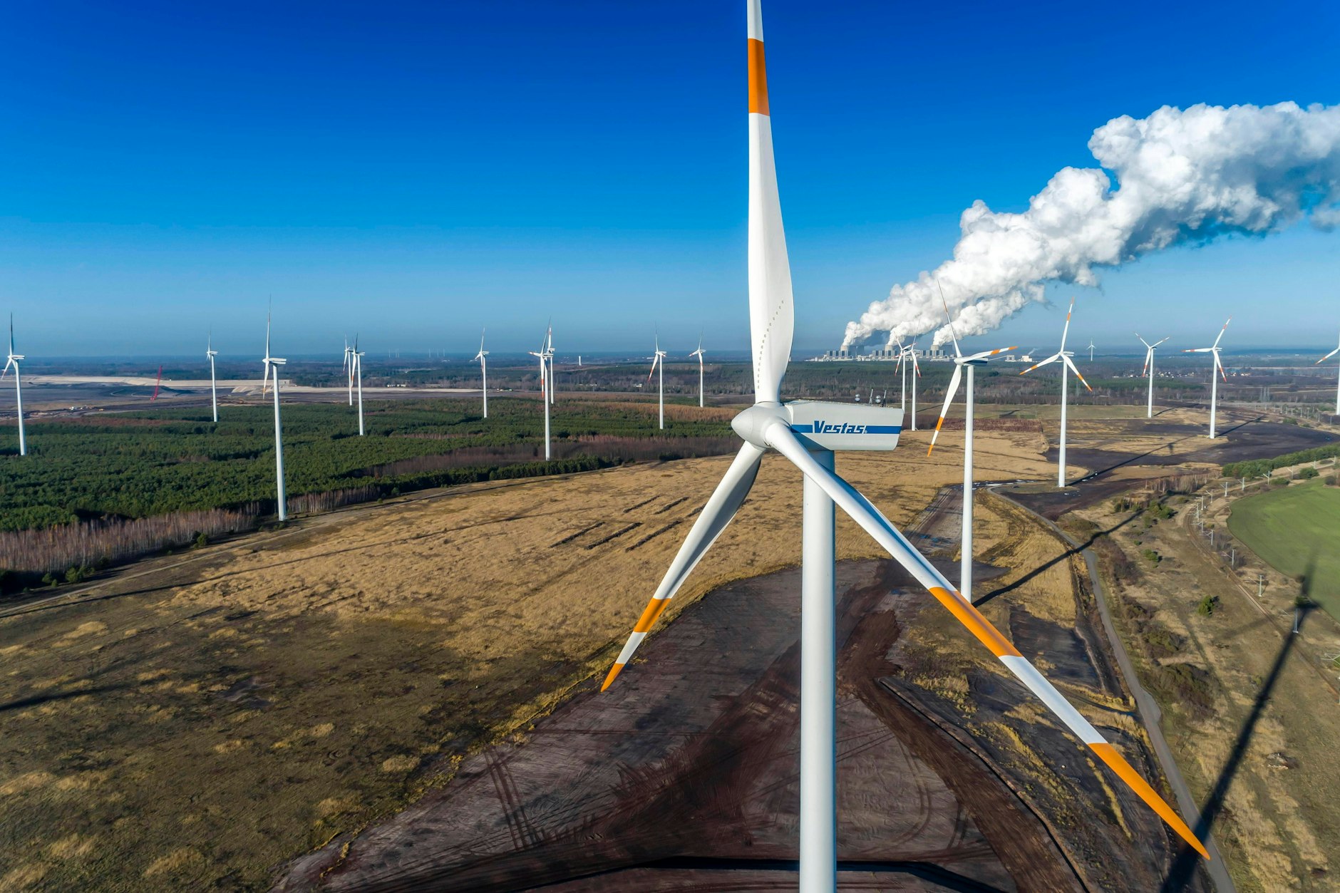 Gigawatt-Factory ist der Arbeitstitel für die neue Lausitz: Die alten Kohlegruben sollen voller Windräder und Solaranlagen bebaut werden.