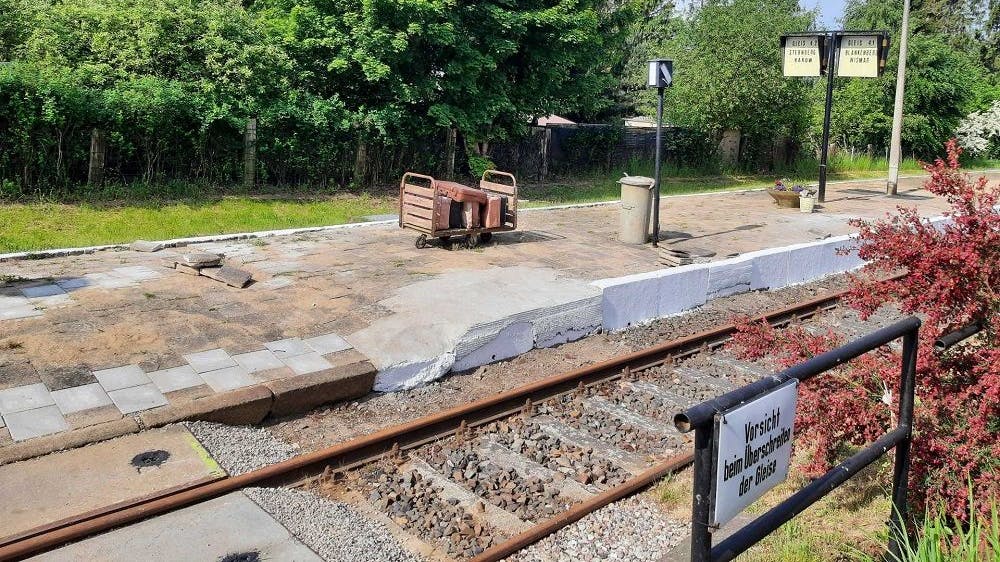 Sogar die Verbotsschilder tauschte er aus.