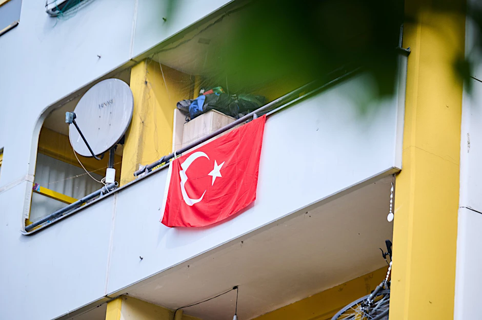 Auf einem Balkon in der Nähe vom Kottbusser Tor hängt eine türkischen Flagge.  