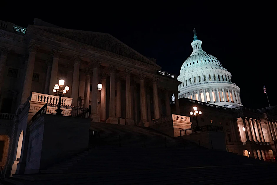 Lichter erhellen das Kapitol in Washington.  
