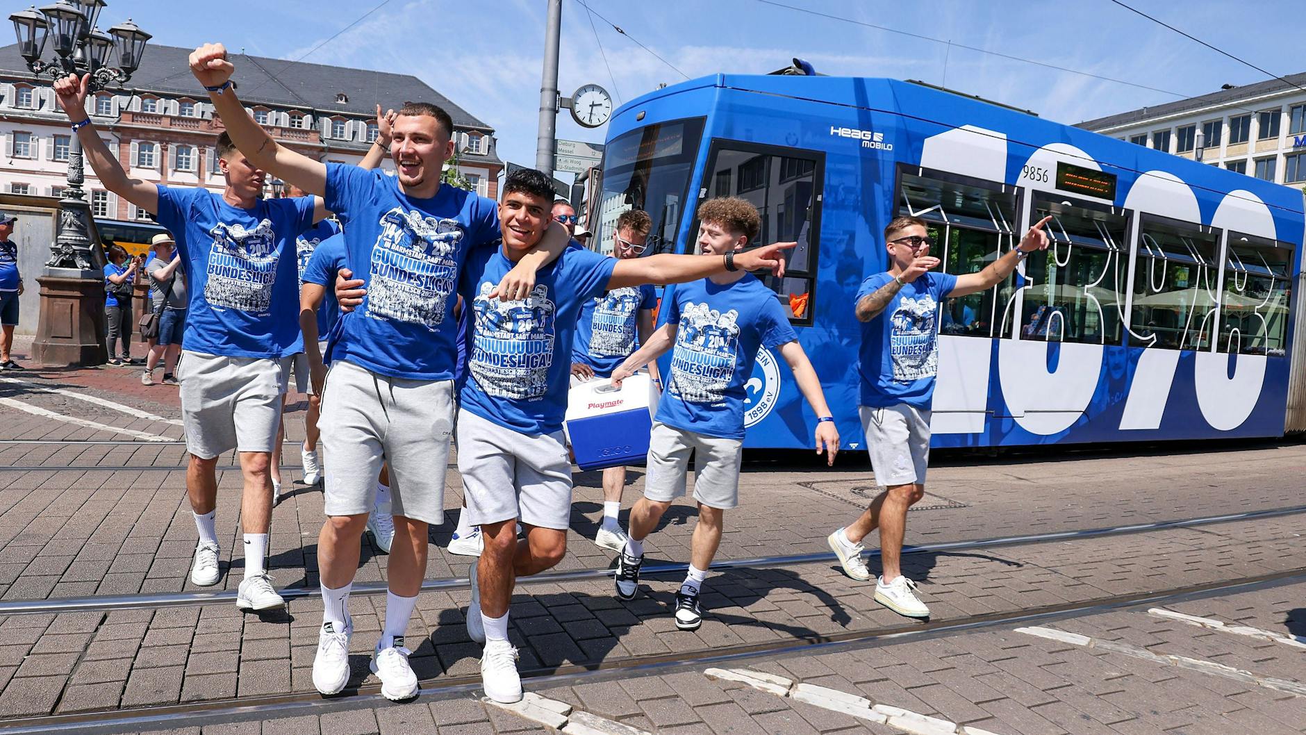 Spieler von Darmstadt feiern den Aufstieg in der Hessen-Metropole.