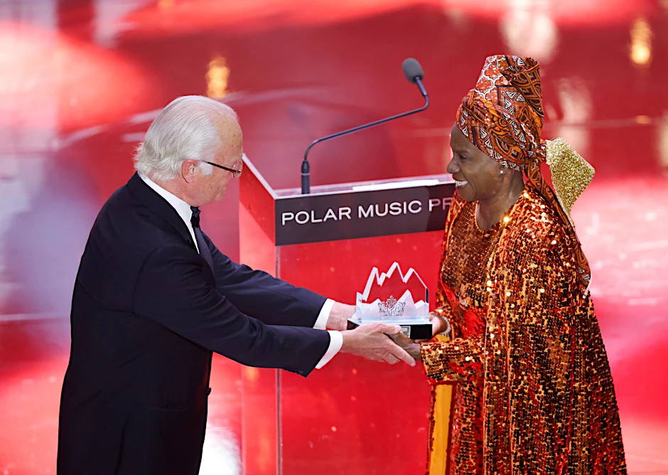 König Carl XVI. Gustaf überreicht Angélique Kidjo den Polar-Musikpreis.  AP/dpa