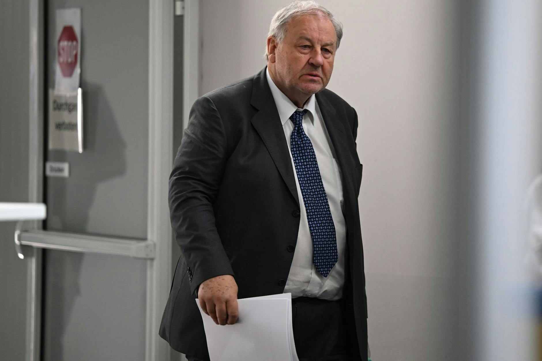Der Steueranwalt Hanno Berger kommt zum Prozessauftakt in den Gerichtssaal.