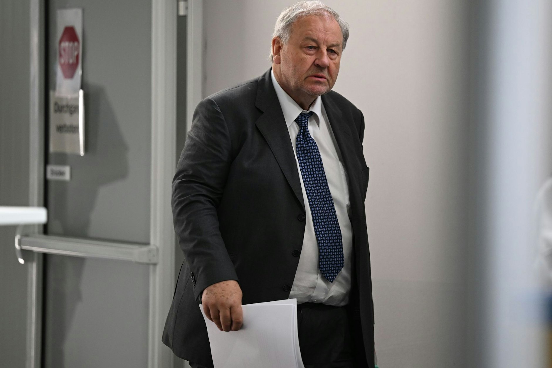 Der Steueranwalt Hanno Berger kommt zum Prozessauftakt in den Gerichtssaal.