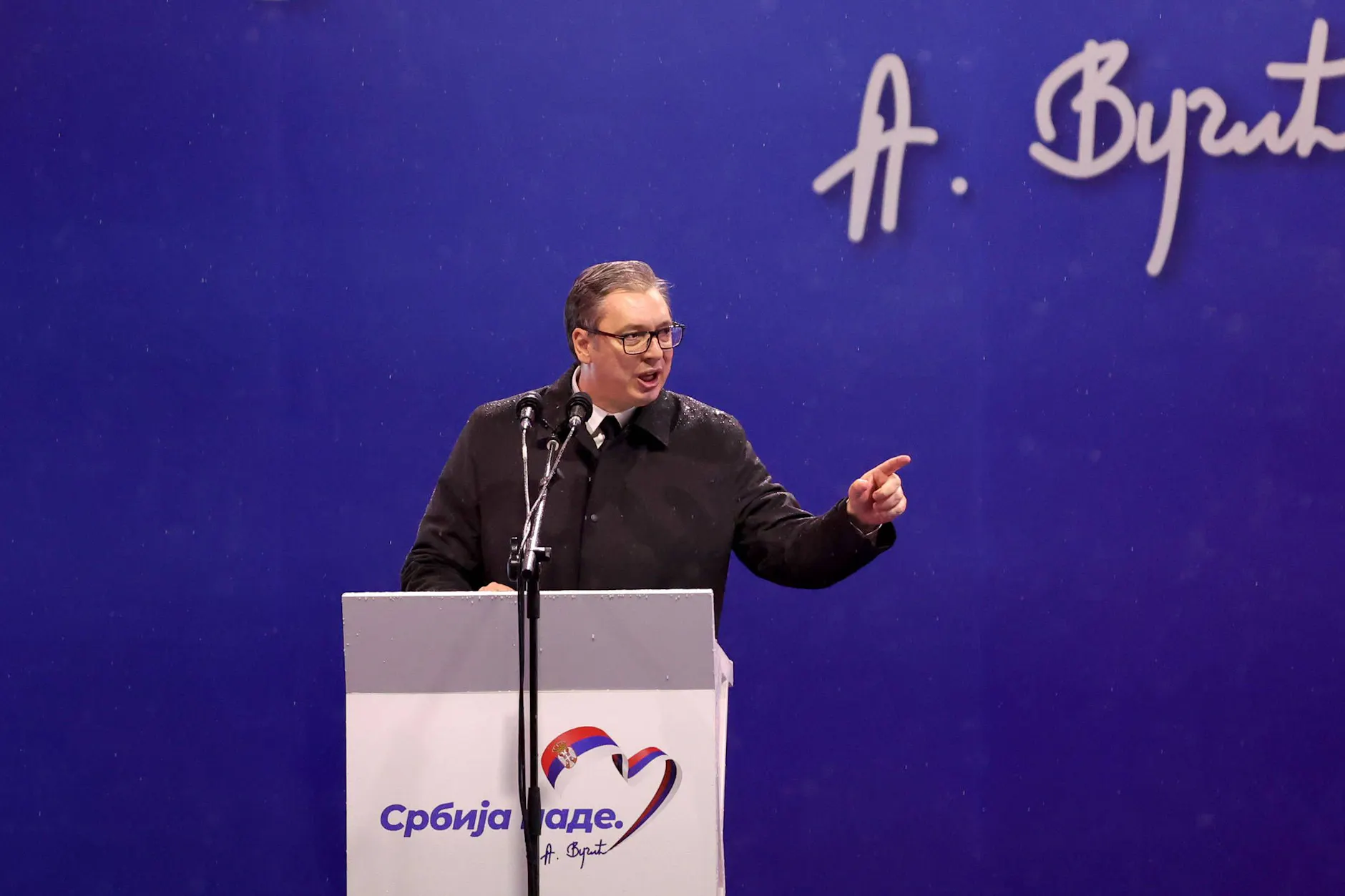 Serbiens Präsident Aleksandar Vučić spricht am 26. Mai 2023 zu seinen Anhängern in Belgrad.