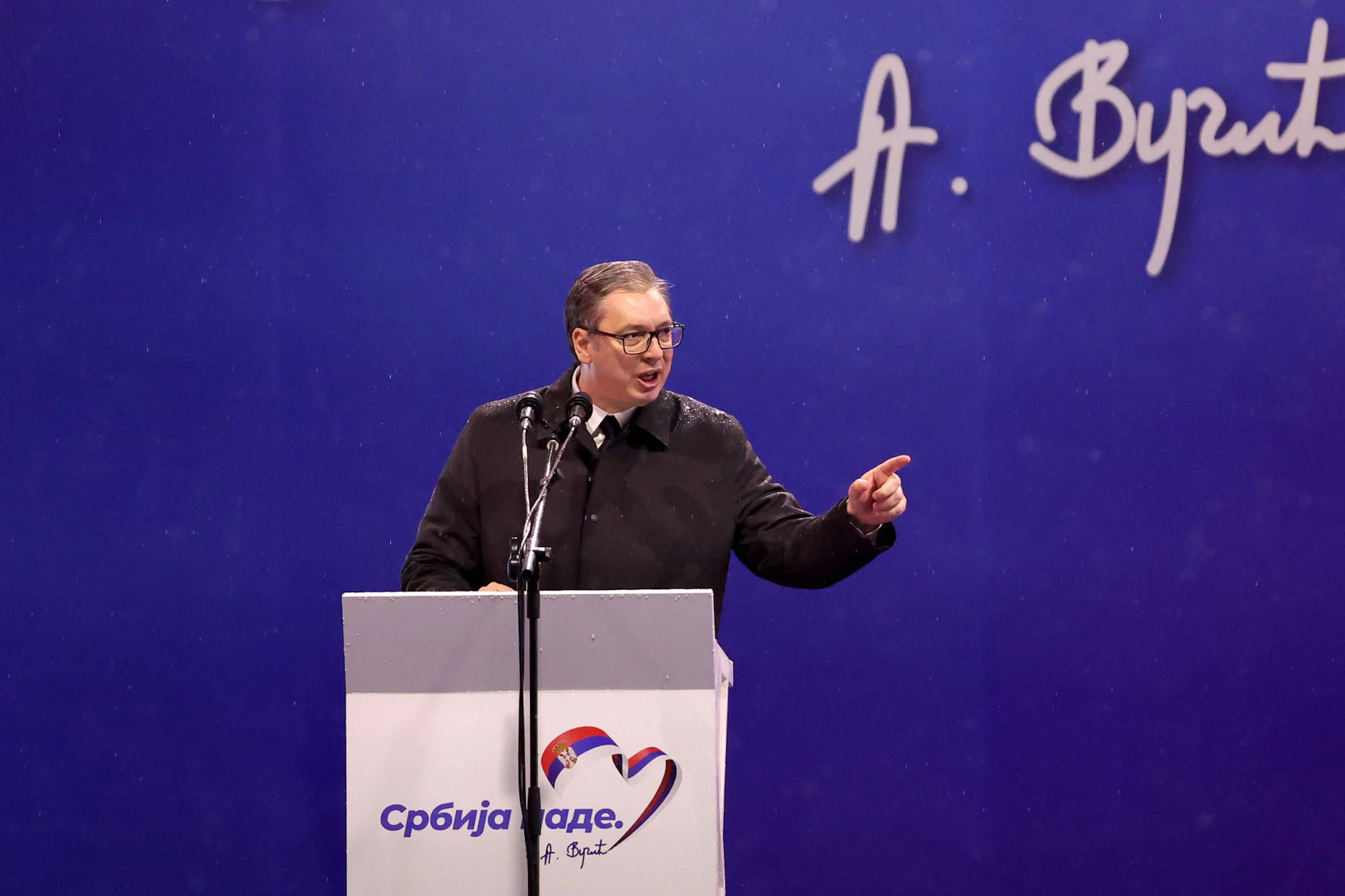 Serbiens Präsident Aleksandar Vučić spricht am 26. Mai 2023 zu seinen Anhängern in Belgrad.