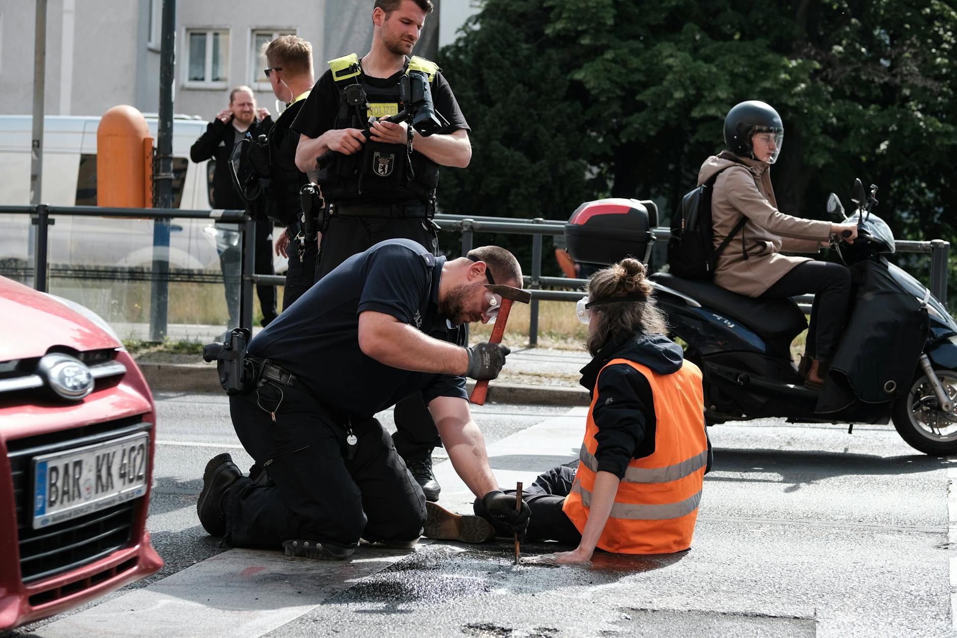 Eine Klimaktivistin der Letzten Generation bei einer der zahlreichen Blockaden in Berlin im Mai