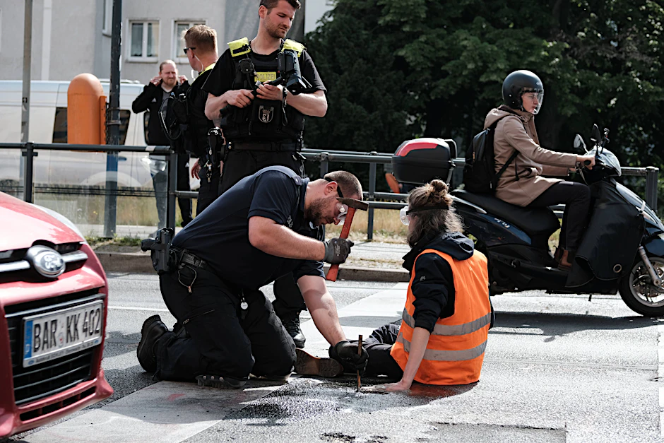 Eine Klimaktivistin der Letzten Generation bei einer der zahlreichen Blockaden in Berlin im Mai