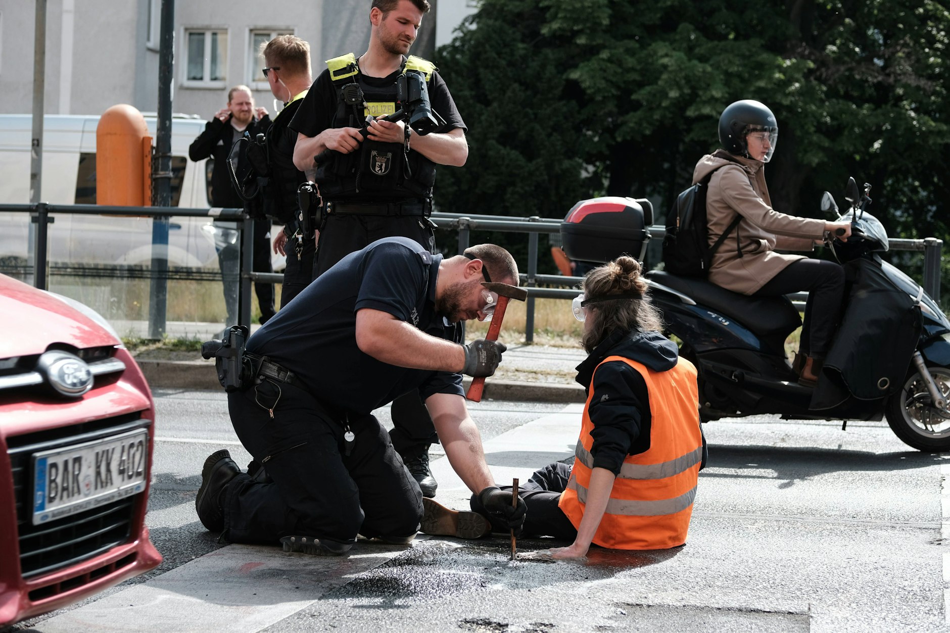 Eine Klimaktivistin der Letzten Generation bei einer der zahlreichen Blockaden in Berlin im Mai
