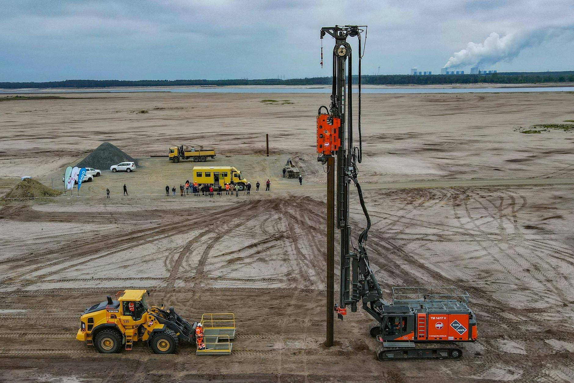 Der ehemalige Tagebau Cottbus-Nord wird zu einem See, an den auch eine leistungsfähige Wärmepumpe angeschlossen wird. Hier werden Halterungen für eine schwimmende Photovoltaikanlage gebaut.