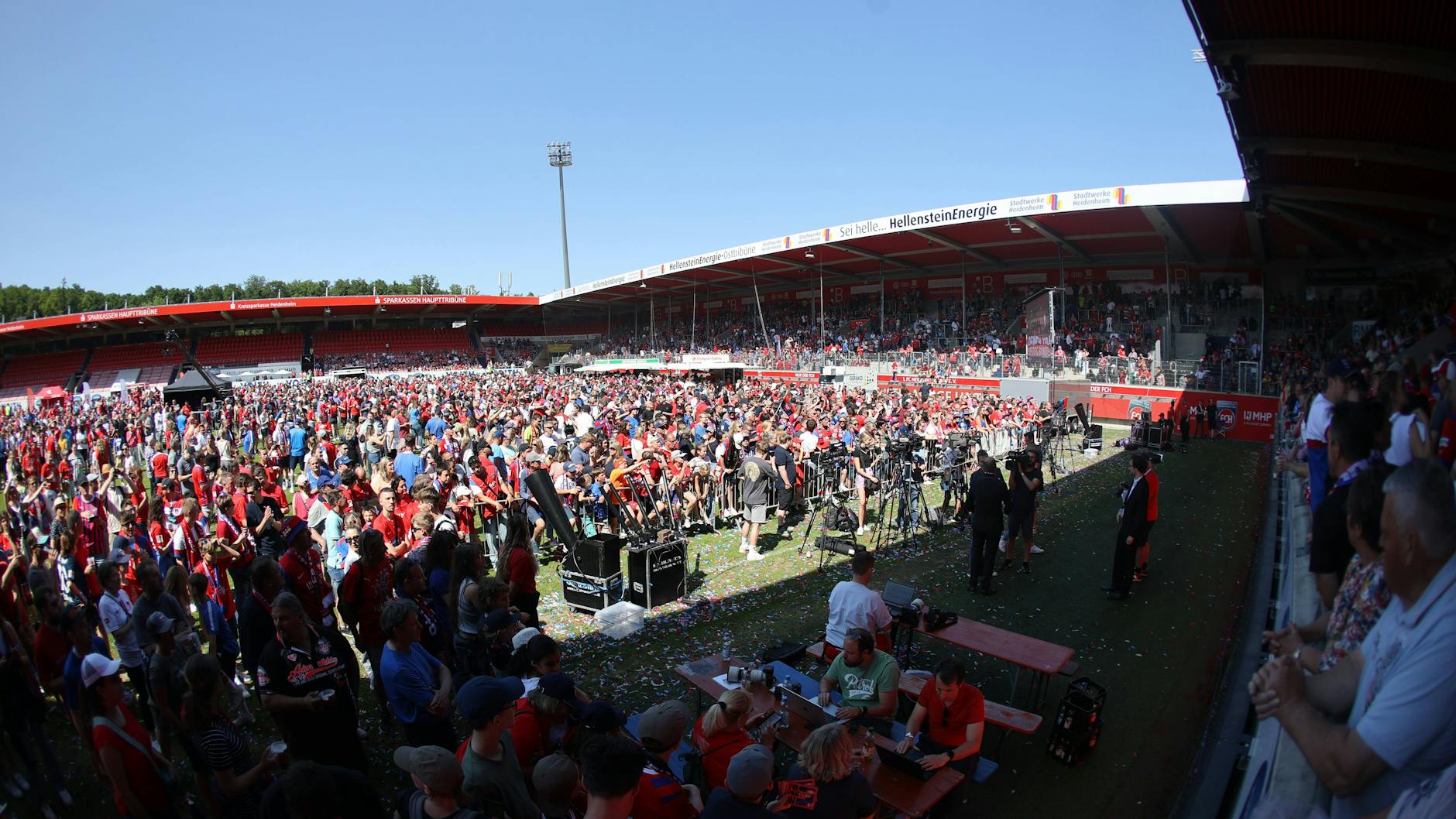 Aufstiegsfeier des 1. FC Heidenheim in der Voith-Arena. Sie fasst 15.000 Zuschauer.
