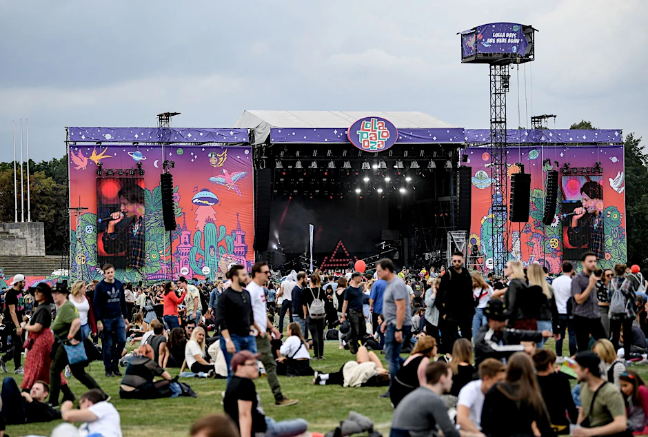 ARCHIV - Besucher des Lollapalooza Festivals auf dem Gelände des Berliner Olympiastadions.  