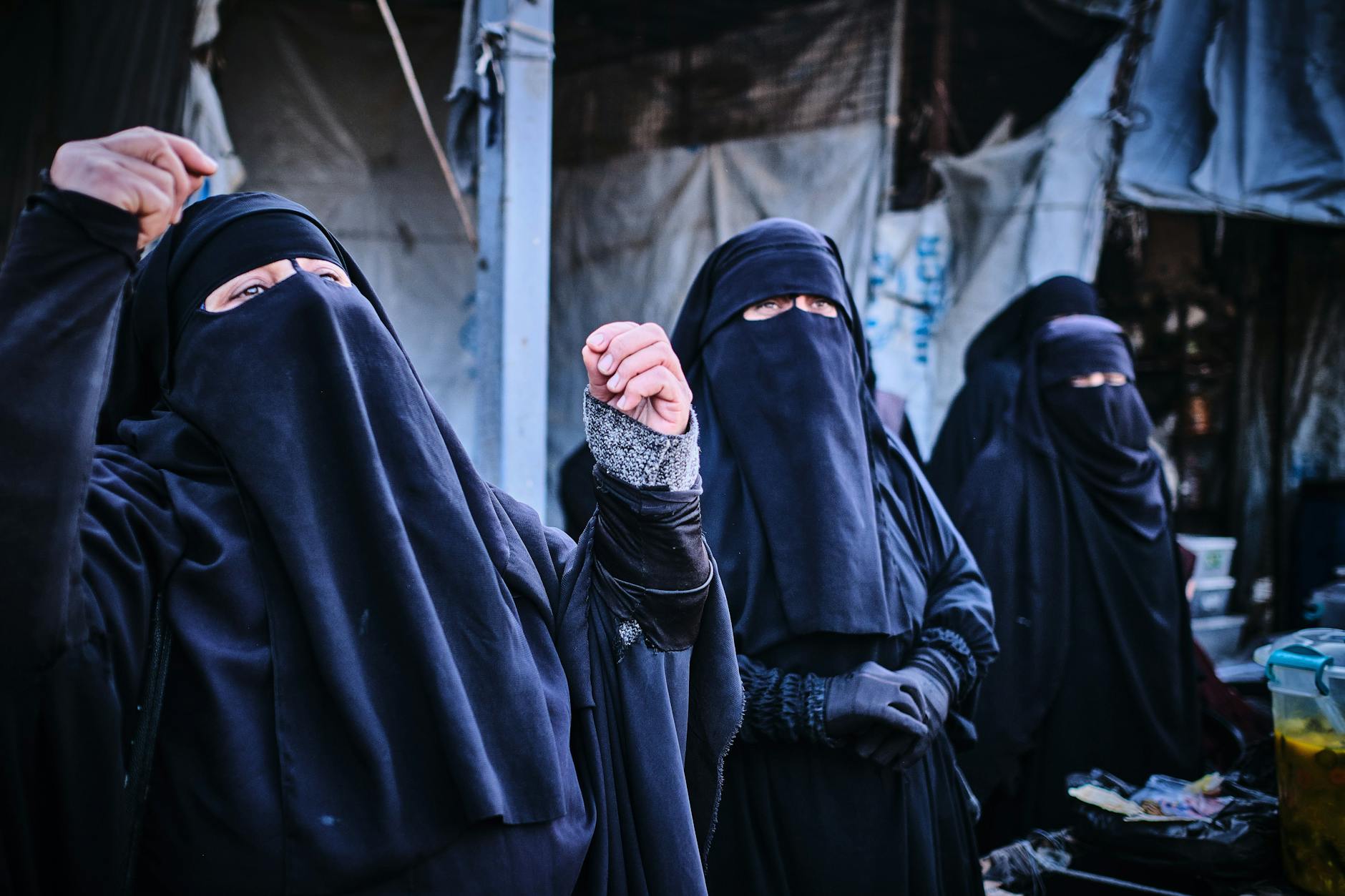 Frauen in Hijabs im syrischen Al-Hol-Camp, das von den Kurden kontrolliert wird