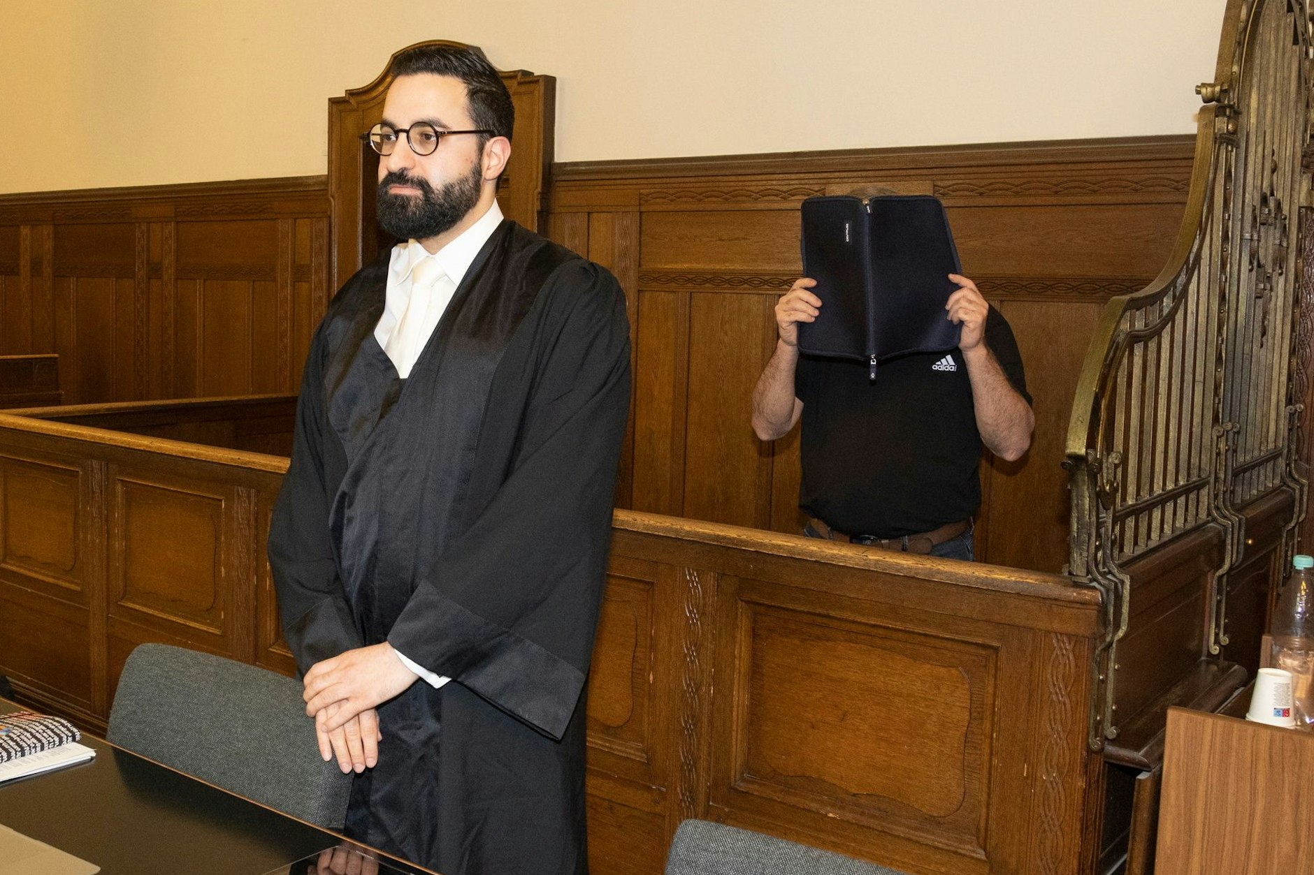 Edisher J. mit seinem Verteidiger Ehssan Khazaeli