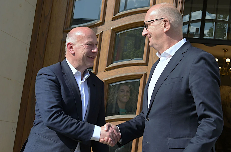 Kai Wegner (CDU, l), Regierender Bürgermeister von Berlin, wird bei seinem Antrittsbesuch in Brandenburg von Dietmar Woidke (SPD), Ministerpräsident von Brandenburg, begrüßt.  