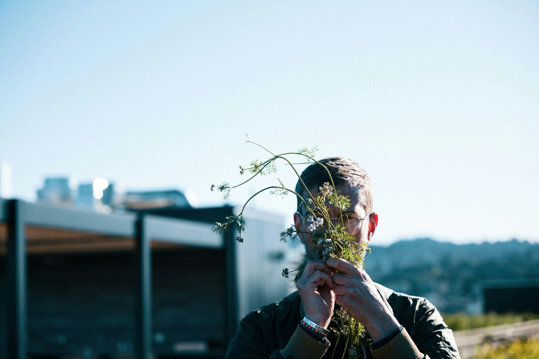 HANDOUT - Joko Winterscheidt während der Arbeiten zu der neuen Serie «The World's Most Dangerous Show», in der er nach Antworten auf den Klimawandel sucht.  