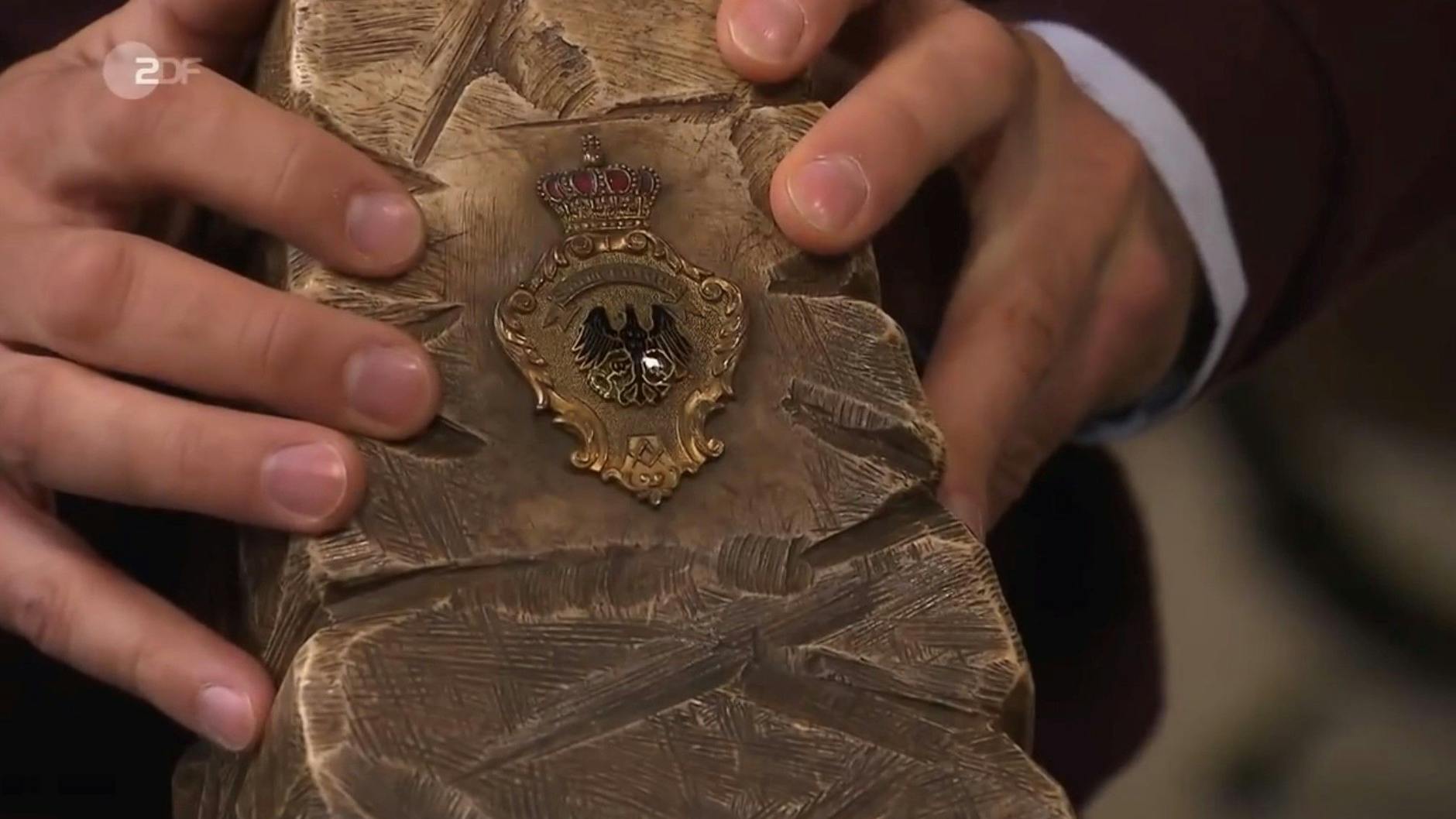 „Bares für Rares“-Experte Detlev Kümmel zeigt das Logo der Freimaurer.