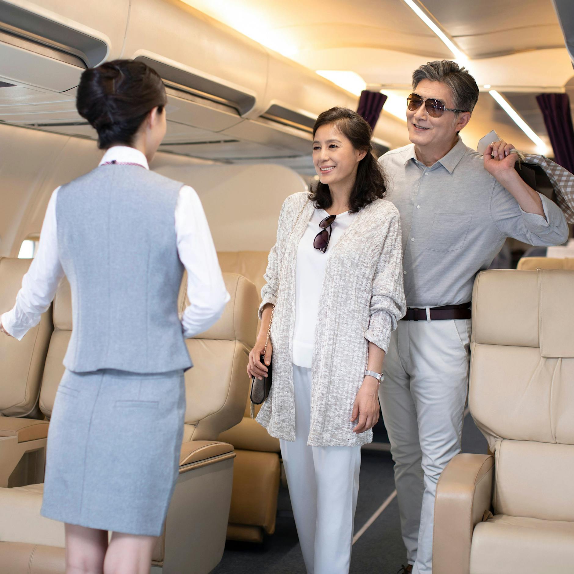 Warum wird im Flugzeug jeder begrüßt? DAS ist die ernste Antwort