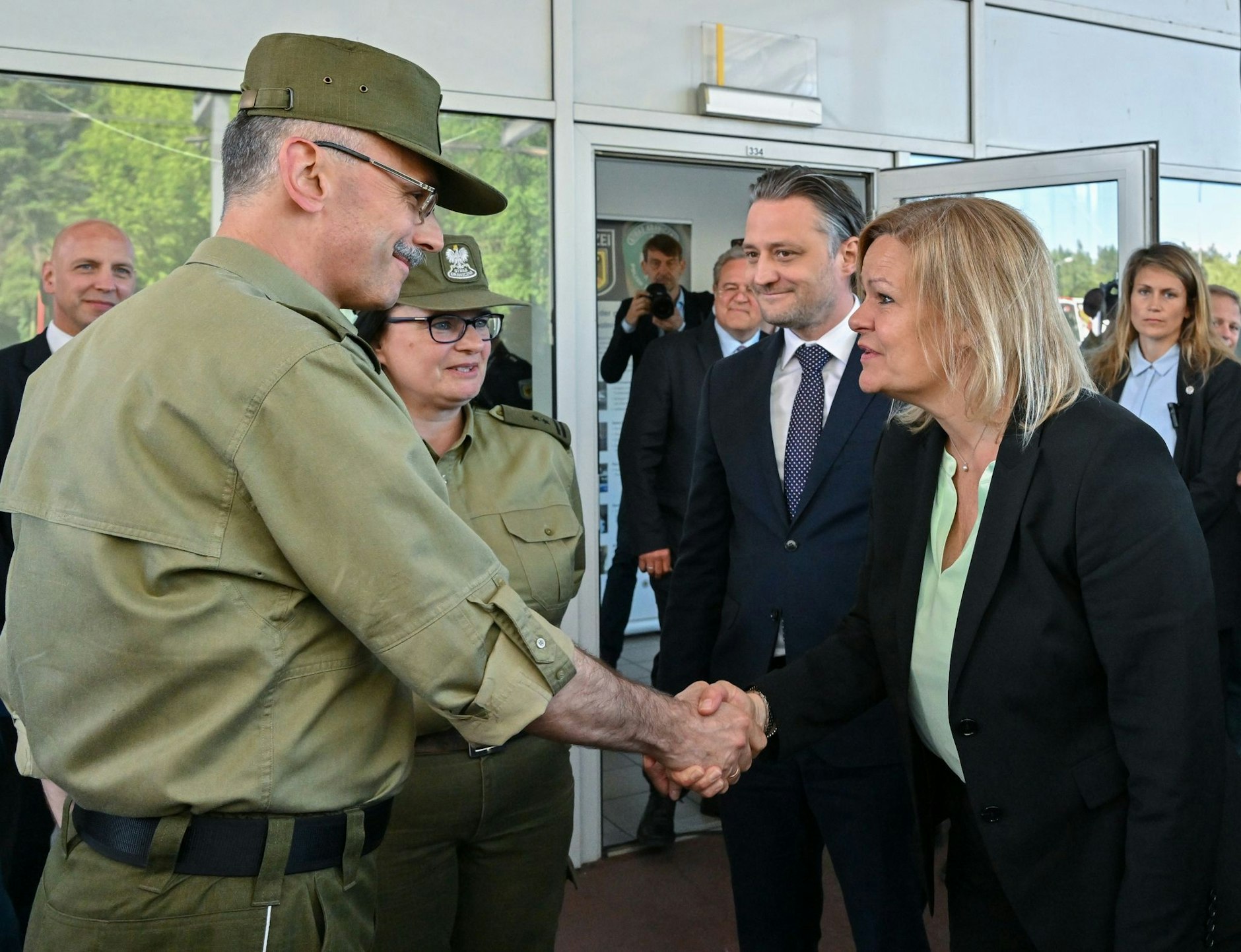 Nancy Faeser (SPD), Bundesinnenministerin und Bartosz Grodecki (2.v.r), stellvertretender polnischer Innenminister, besuchen das Gemeinsame Zentrum der Deutsch-Polnischen Polizei- und Zollzusammenarbeit am Autobahngrenzübergang.  