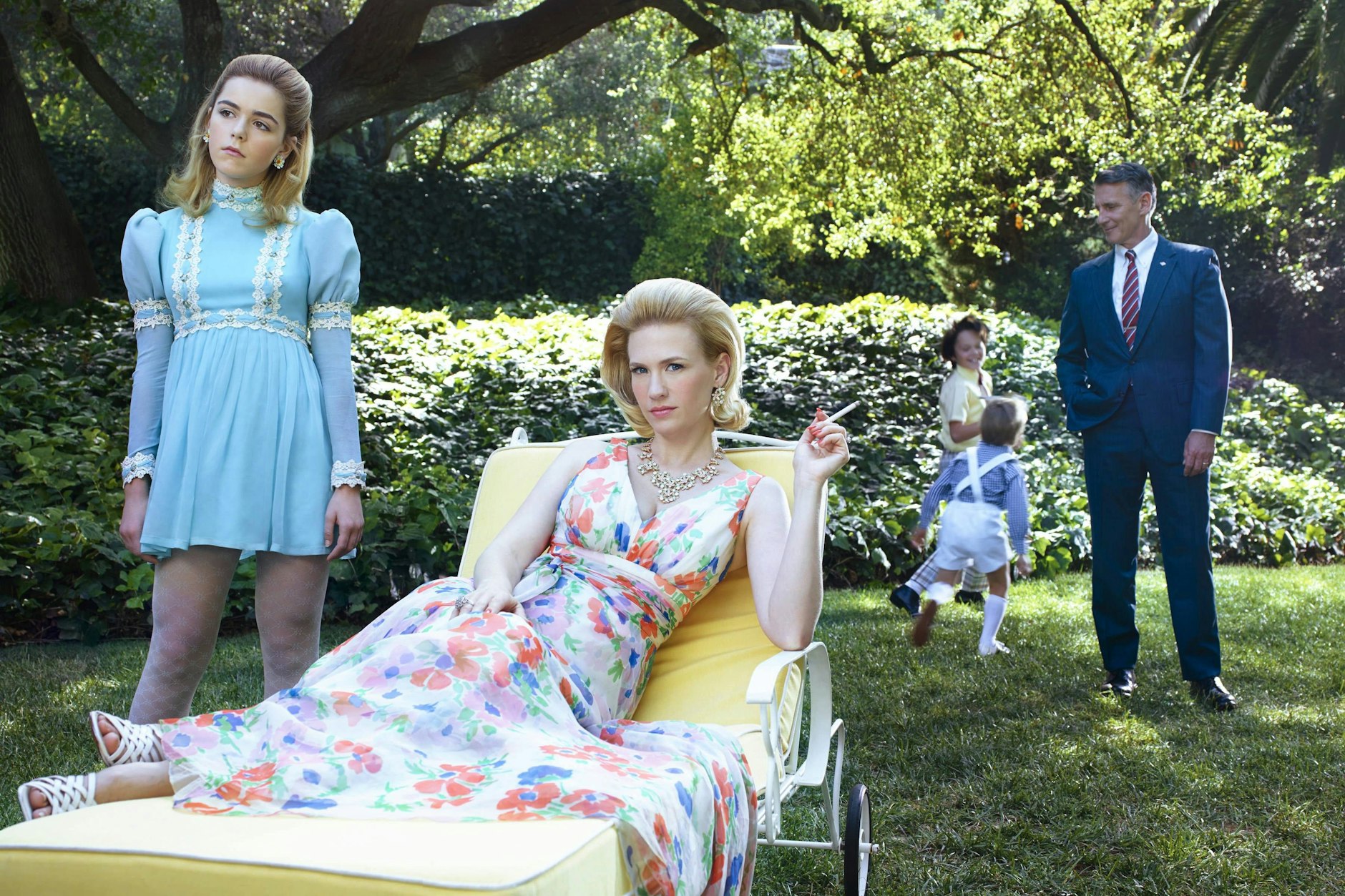 Kettenrauchen mit Stil: In „Mad Men“ raucht Hauptfigur Betty Draper bei jeder sich bietenden Gelegenheit. Die Serie um eine&nbsp;<a href="https://de.wikipedia.org/wiki/New_York_City">New Yorker</a> <a href="https://de.wikipedia.org/wiki/Werbeagentur">Werbeagentur</a> spielt in den <a href="https://de.wikipedia.org/wiki/1960er">1960er</a>-Jahren.